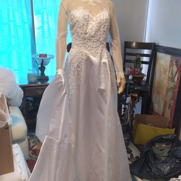 Wedding Dress - Picture 4 of 8